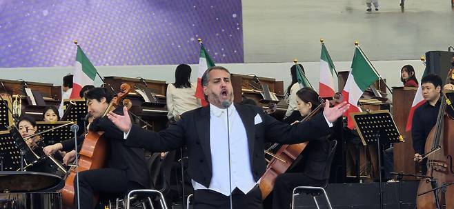 이탈리아 최고의 테너 알베르토 프로페타가 '2025 피아노섬 축제' 개막식에서 열창하고 있다. ⓒ제주의소리 김봉현 선임기자