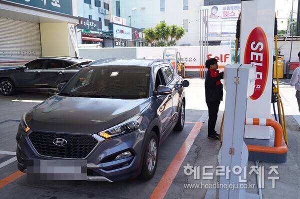 제주의 한 셀프 주유소에서 주유소 관계자가 비상등을 켠 차량의 주유 지원을 하고 있다 (사진=제주소방안전본부)