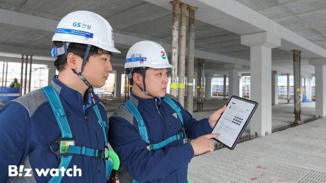 GS건설에서 개발한 AI 기반 공사 매뉴얼 '자이북'을 현장에서 사용하고 있는 모습./사진=GS건설 제공