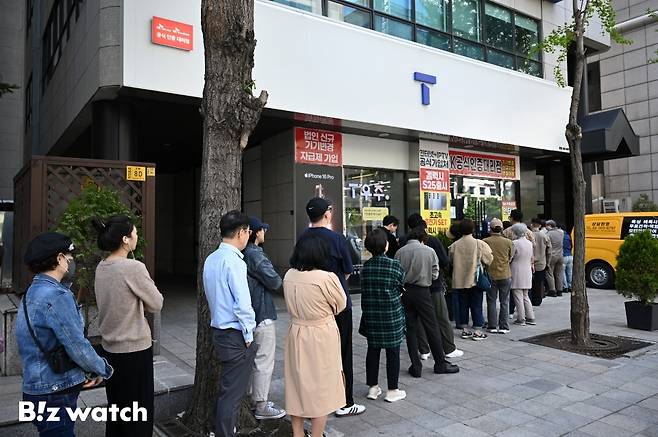정부가 SK텔레콤에 유심 공급이 안정화될 때까지 신규 가입자를 모집하지 말것을 강력하게 권고했다. 사진은 유심을 교체하기 위해 긴 줄을 서는 가입자들의 모습./사진=이명근 기자 qwe123@