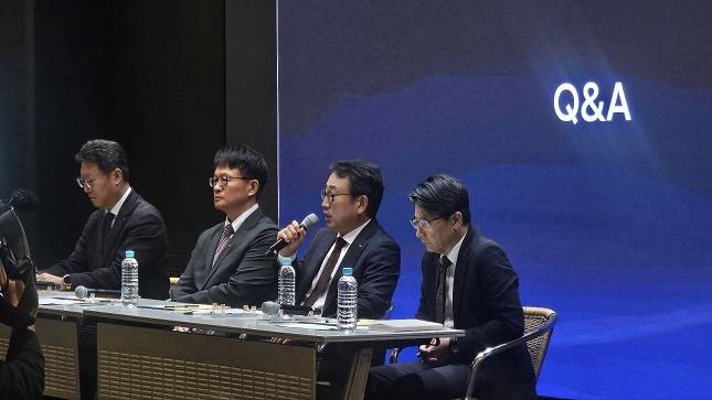 유영상 SKT 대표(왼쪽에서 3번째)가 2일 서울 을지로 SKT타워에서 설명회를 열고 질문에 대답하고 있다. /사진=비즈워치