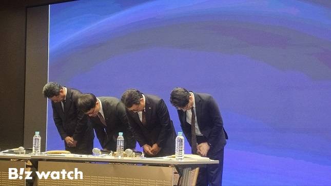 유영상 SKT 대표(왼쪽에서 3번째)가 2일 서울 을지로 SKT타워 열린 설명회회서 고개를 숙이고 있다. /사진=비즈워치