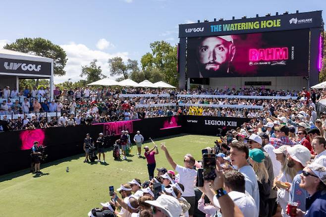 지난 2월 호주 애들레이드에서 열린 LIV 골프 대회 12번홀에 설치된 파티홀에서 갤러리들이 열광적으로 응원하고 있다. (사진=LIV Golf)