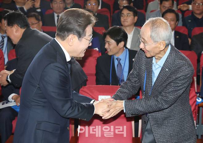 이재명 더불어민주당 대선 후보와 윤여준 상임총괄선거대책위원장이 30일 오후 서울 여의도 국회 의원회관에서 열린 열린 더불어민주당 제21대 대통령선거 ‘진짜 대한민국’ 중앙선거대책위원회 출범식에 참석해 악수하고 있다.(사진=노진환기자)