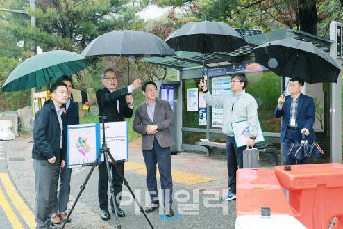 유득원 대전시 행정부시장(오른쪽 4번째)이 1일 대전 도시철도 2호선 트램의 공사 현장을 방문해 추진 상황을 점검하고 있다. (사진=대전시 제공)