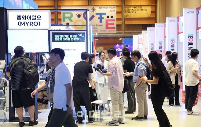 지난해 서울 삼성동 코엑스에서 열린 여행박람회 ‘2024 올댓트래블’에서 관람객들이 여행 관련 상품·서비스들을 관람하고 있다.