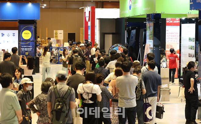 지난해 서울 강남구 코엑스에서 열린 여행박람회 ‘2024 올댓트래블’에서 관람객들이 여행 관련 상품·서비스들을 관람하고 있다.