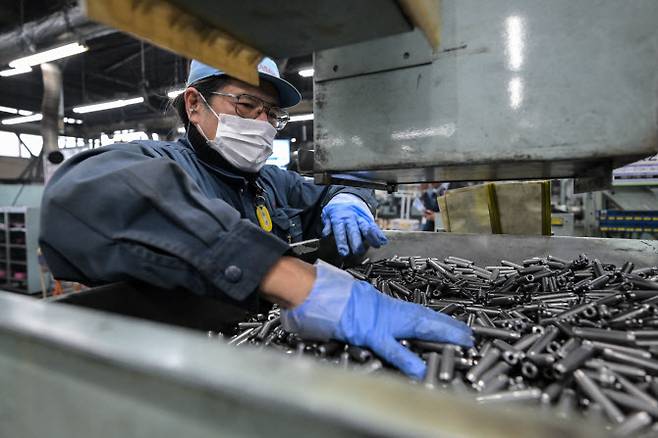 지난 1일 일본의 한 자동차부품 공급업체 공장에서 직원이 일하고 있는 모습. (사진=AFP)