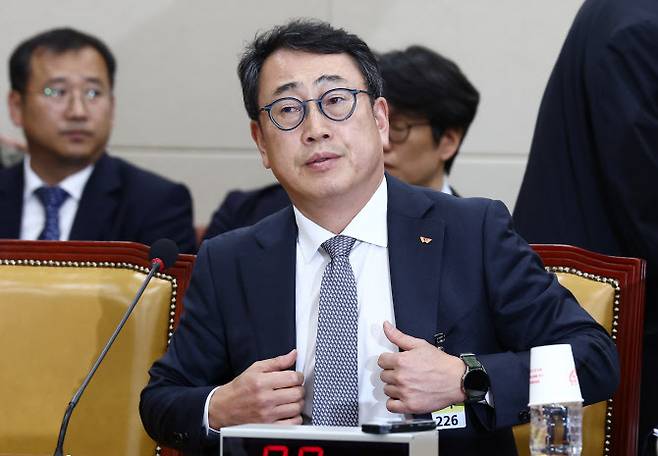 유영상 SKT 대표가 지난 4월30일 오전 서울 여의도 국회에서 열린 과학기술정보방송통신위원회 제424회국회(임시회) 제5차 전체회의에 출석하고 있다.(사진=뉴스1)