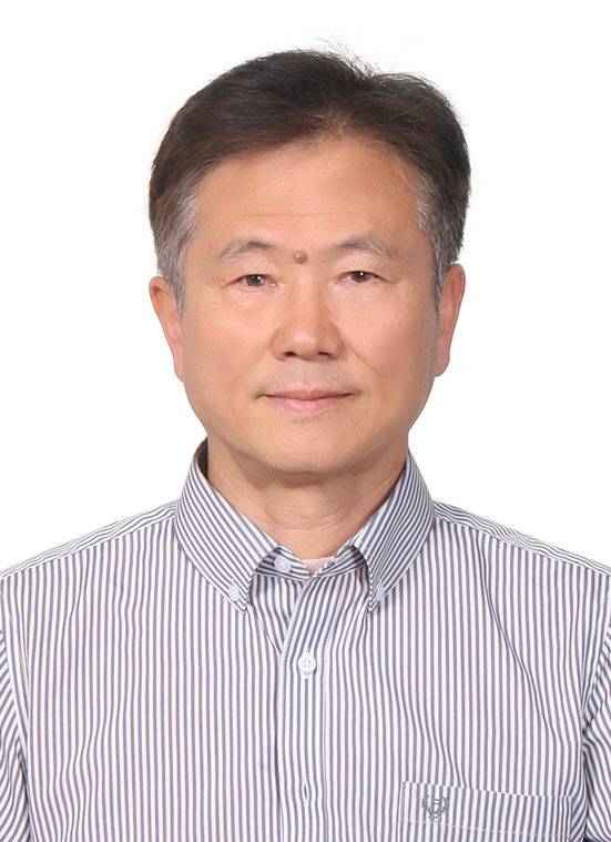 제103회 어린이날 기념식에서 국민훈장 동백장을 받은 성우영 과우봉사회 총무. (사진=복지부 제공)