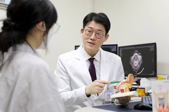 일산백병원 이비인후과 이승재 교수는 아이가 생후 3~4개월이 지나도 큰 소리에 놀라는 반응이 없거나, 6개월 이후에도 주변 소리를 찾으려 하지 않는다면 선천성 난청을 의심할 수 있다고 설명했다.