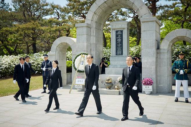 2일 한덕수 전 국무총리가 국립서울현충원을 찾아 참배하고 있다.(사진=한덕수 전 국무총리 캠프)