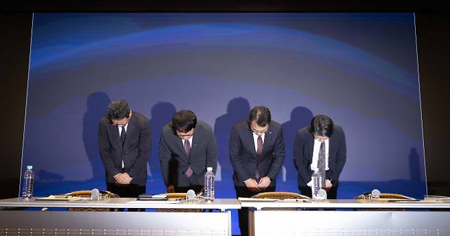 유영상 CEO가 관련 임원들과 사과하는 모습. (왼쪽부터) 김희섭 PR센터장, 류정환 네트워크 인프라센터장, 유영상 CEO, 임봉호 MNO사업부장