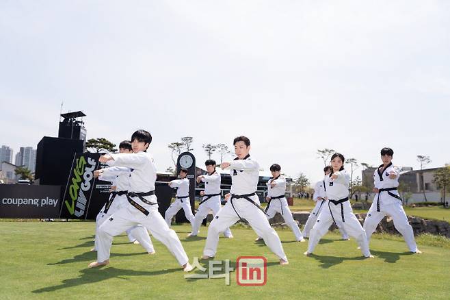 ‘K타이거즈’ 태권도 퍼포먼스 시범단이 2일 인천 송도 잭니클라우스 골프클럽에서 열린 LIV 골프 코리아 개막에 앞서 1번홀에서 태권도 공연을 하고 있다. (사진=LIV Golf)