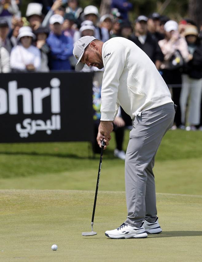 퍼트하는 브라이슨 디섐보. (사진=AFPBBNews)