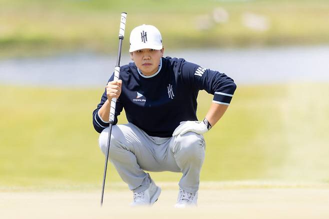 장유빈이 2일 인천에서 열린 LIV 골프 코리아 1라운드 1번홀에서 그린의 경사를 살펴보고 있다. (사진=LIV Golf)