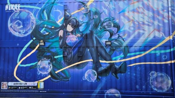 - 리틀 머메이드를 상징적으로 담아낸 대형 아트워크