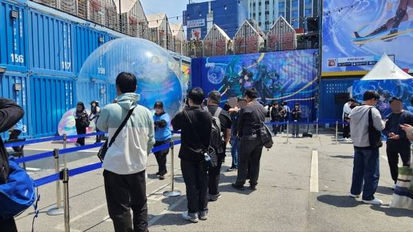 - 리틀 머메이드를 담기 위해 바쁜 지휘관들