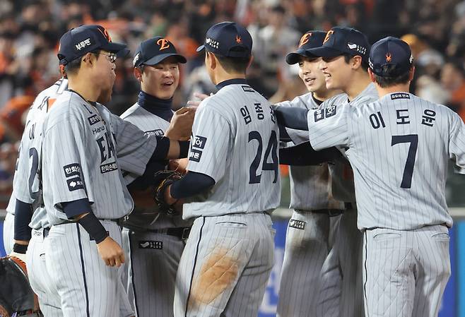 23일 롯데 자이언츠를 상대로 승리한 뒤 기뻐하는 한화 이글스 선수들