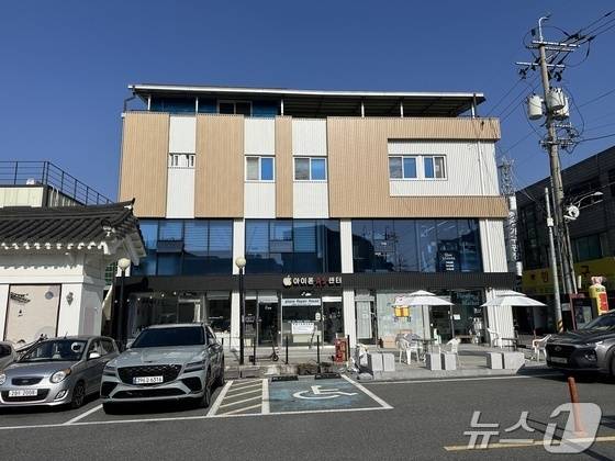 2일 충북 충주시가 2025년 하반기부터 소상공인 지원을 확대한다고 밝혔다. 사진은 충주시 청년몰.(자료사진)/뉴스1