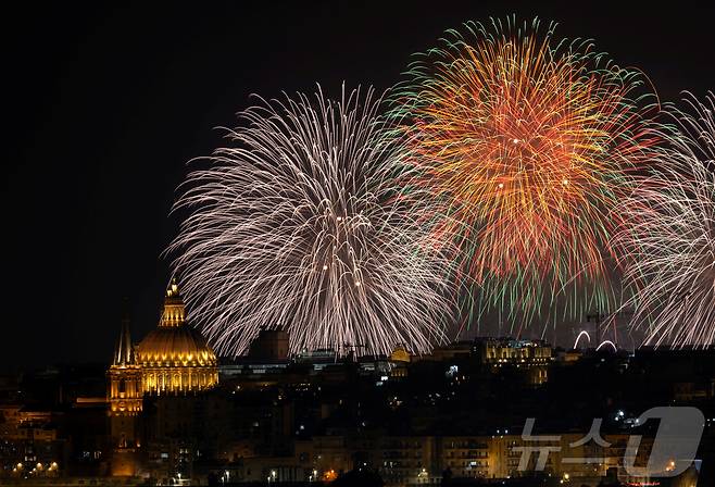지난달 30일(현지시간) 몰타 발레타에서 열린 '몰타 국제 불꽃축제'에서 화려한 불꽅이 밤하늘을 수놓고 있다. ⓒ 로이터=뉴스1