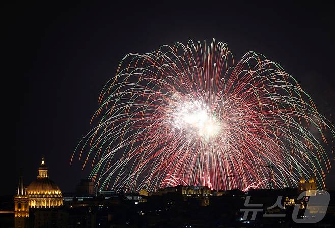 지난달 30일(현지시간) 몰타 발레타에서 열린 '몰타 국제 불꽃축제'에서 화려한 불꽅이 밤하늘을 수놓고 있다. ⓒ 로이터=뉴스1