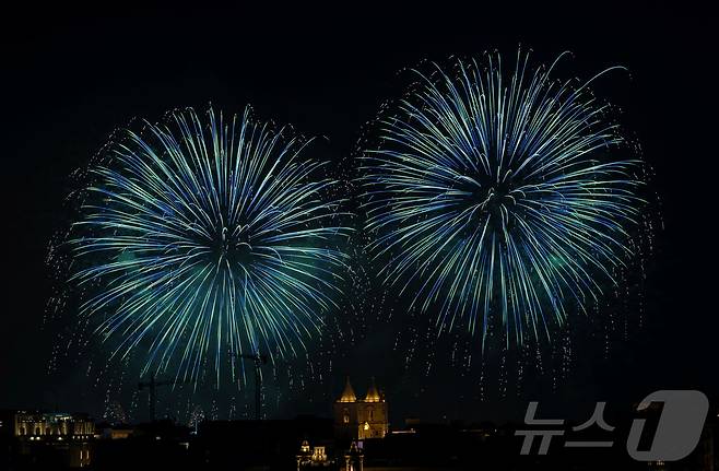 지난달 30일(현지시간) 몰타 발레타에서 열린 '몰타 국제 불꽃축제'에서 화려한 불꽅이 밤하늘을 수놓고 있다. ⓒ 로이터=뉴스1