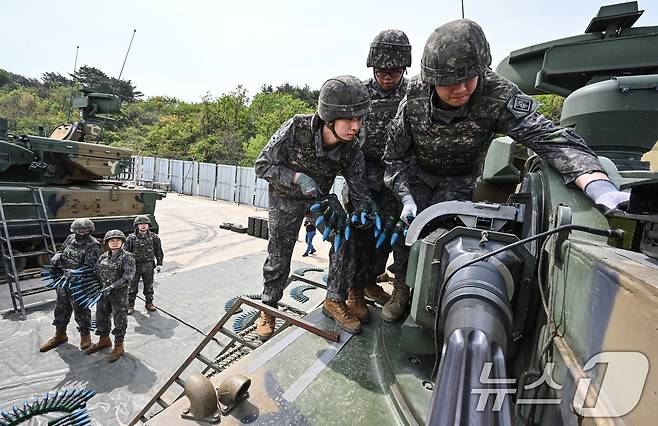 육군은 지난 4월 30일부터 강원도 고성 해안 일대에서 대공 실사격 훈련을 실시했다고 2일 밝혔다. 2기갑여단 장병들이 본격적인 훈련에 앞서 비호복함에 30mm 연습예광탄을 장전하고 있다. (육군 제공. 재판매 및 DB 금지) 2025.5.2/뉴스1