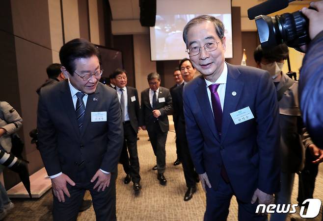 한덕수 국무총리가 2023년 4월 6일 서울 중구 프레스센터에서 열린 제67회 신문의 날 기념식에서 이재명 더불어민주당 대표와 인사를 나누고 있다. 2023.4.6/뉴스1 ⓒ News1 박지혜 기자