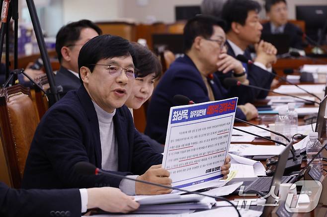 이성윤 더불어민주당 의원이 서울 여의도 국회에서 열린 제423회 국회(임시회) 법제사법위원회 제2차 전체회의에서 오동운 고위공직자범죄수사처장을 향해 질의하고 있다. 2025.3.19/뉴스1 ⓒ News1 안은나 기자