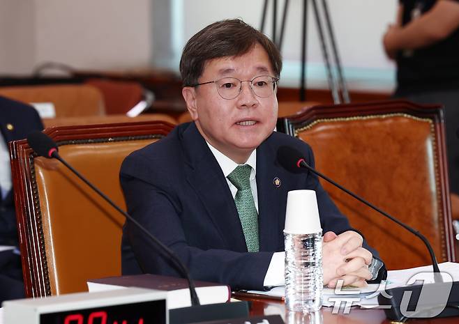 배형원 법원행정처 차장이 2일 오전 서울 여의도 국회에서 열린 법제사법위원회 전체회의에서 의원 질의에 답변하고 있다. 2025.5.2/뉴스1 ⓒ News1 김민지 기자