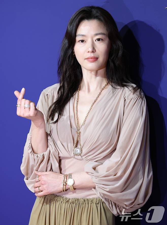 배우 전지현이 30일 오후 서울 용산구 이태원로 에서 진행된 스위스 워치 메이커 피아제 식스티 론칭 기념행사에 참석해 포즈를 취하고 있다. 2025.4.30/뉴스1 ⓒ News1 권현진 기자