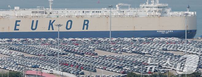 29일 경기 평택시 포승읍 평택항 자동차전용부두에 수출용 차량들이 세워져 있는 모습. 2025.4.29/뉴스1 ⓒ News1 김영운 기자