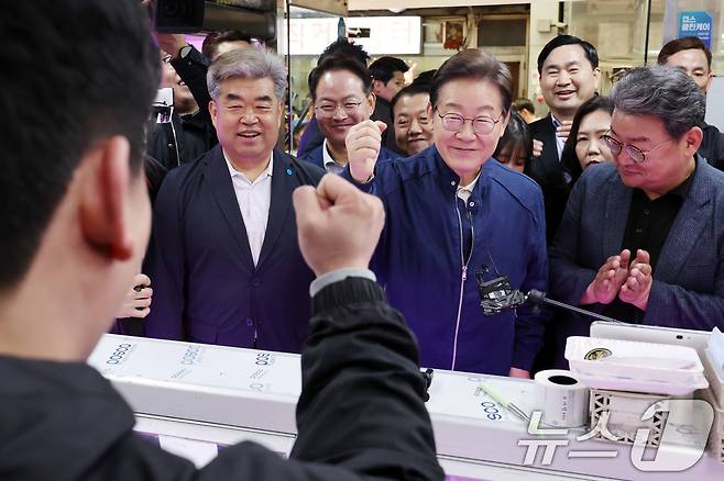 '골목골목 경청투어 : 접경벨트편'에 나선 이재명 더불어민주당 대통령 후보가 2일 오전 강원 철원군 동송전통시장을 찾아 정육점 직원을 격려하고 있다. (공동취재) 2025.5.2/뉴스1 ⓒ News1 이재명 기자