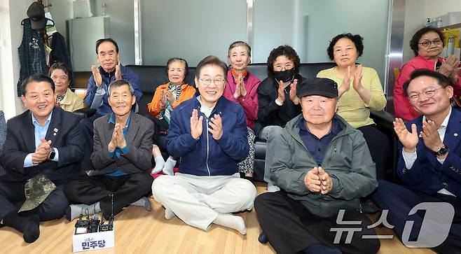 '골목골목 경청투어 : 접경벨트편'에 나선 이재명 더불어민주당 대통령 후보가 2일 오후 강원 화천군에 위치한 경로당을 찾아 어르신들과 기념촬영을 하고 있다. (공동취재) 2025.5.2/뉴스1 ⓒ News1 이재명 기자