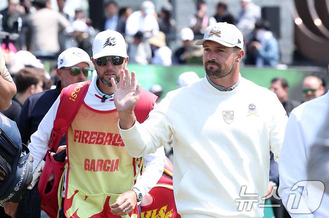 브라이슨 디섐보가 2일 인천 송도동 잭니클라우스 골프클럽 코리아에서 열린 'LIV골프 코리아 1라운드 1번홀에서 티샷을 마친 후 갤러리들을 향해 인사하고 있다. 2025.5.2/뉴스1 ⓒ News1 김성진 기자