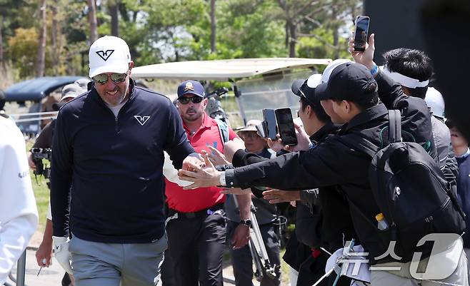 필 미켈슨이 2일 인천 송도동 잭니클라우스 골프클럽 코리아에서 열린 'LIV골프 코리아 1라운드에서 7번홀로 향하며 갤러리들과 인사하고 있다. 2025.5.2/뉴스1 ⓒ News1 김성진 기자