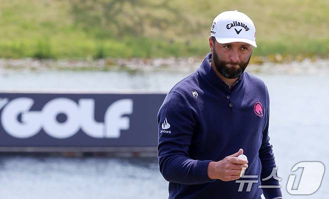 존 람이 2일 인천 송도동 잭니클라우스 골프클럽 코리아에서 열린 'LIV골프 코리아 1라운드 9번홀에서 퍼팅을 마친 후 갤러리들을 향해 인사하고 있다. 2025.5.2/뉴스1 ⓒ News1 김성진 기자