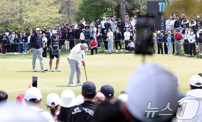 브라이슨 디섐보가 2일 인천 송도동 잭니클라우스 골프클럽 코리아에서 열린 'LIV골프 코리아 1라운드 2번홀에서 퍼팅을 하고 있다. 2025.5.2/뉴스1 ⓒ News1 김성진 기자