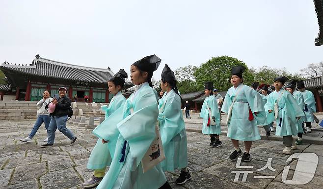 2일 오후 서울 종로구 경희궁에서 열린 '영조와 함께하는 조선시대 경희궁 유생 체험'에 참가한 어린이들이 과거 시험을 보기 위해 경희궁에 들어서고 있다. 2025.5.2/뉴스1 ⓒ News1 장수영 기자