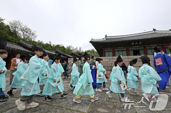 2일 오후 서울 종로구 경희궁에서 열린 '영조와 함께하는 조선시대 경희궁 유생 체험'에 참가한 어린이들이 과거 시험을 보기 위해 경희궁에 들어서고 있다. 2025.5.2/뉴스1 ⓒ News1 장수영 기자