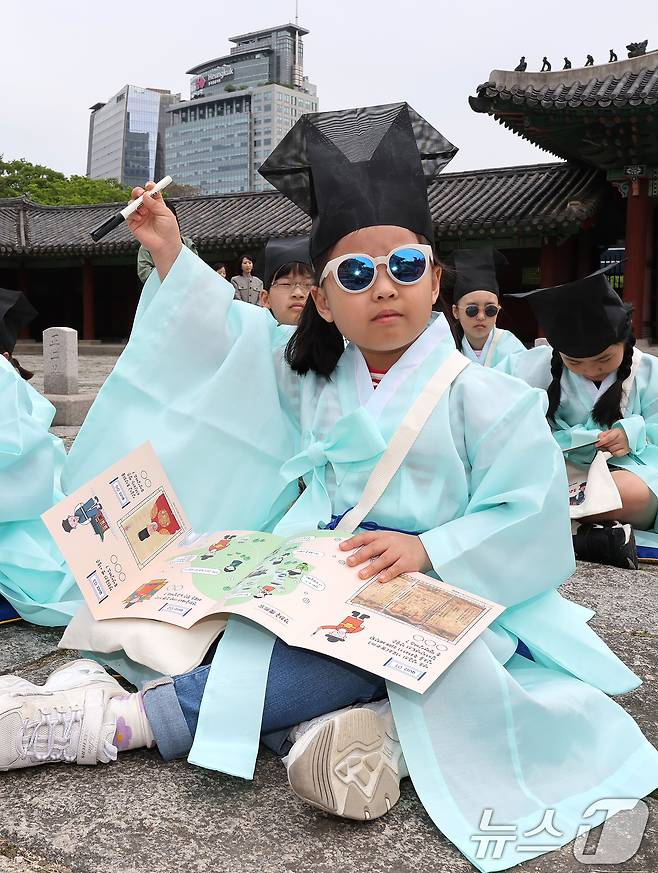 2일 오후 서울 종로구 경희궁에서 열린 '영조와 함께하는 조선시대 경희궁 유생 체험'에 참가한 어린이들이 과거 시험을 보고 있다. 2025.5.2/뉴스1 ⓒ News1 장수영 기자