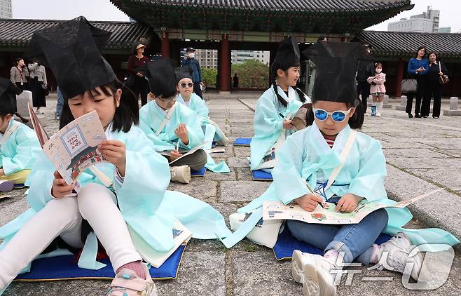 2일 오후 서울 종로구 경희궁에서 열린 '영조와 함께하는 조선시대 경희궁 유생 체험'에 참가한 어린이들이 과거 시험을 보고 있다. 2025.5.2/뉴스1 ⓒ News1 장수영 기자