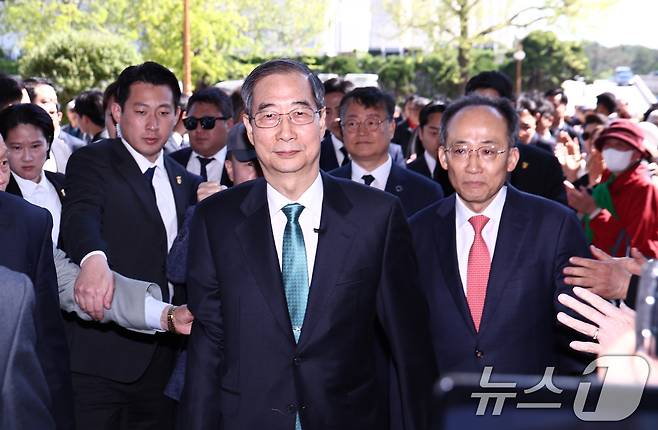 한덕수 전 국무총리가 2일 오전 서울 여의도 국회에서 '국민께 드리는 약속'을 주제로 제21대 대통령 선거 출마를 선언하기 위해 소통관에 입장하고 있다. 2025.5.2/뉴스1 ⓒ News1 김민지 기자