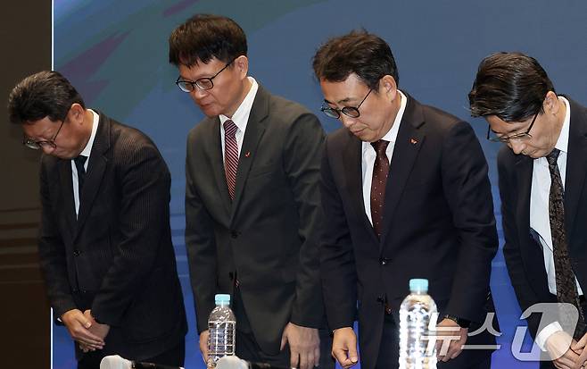 유영상 SK텔레콤 대표이사(오른쪽 두번째)를 비롯한 경영진 2일 오전 서울 중구 SK텔레콤 T타워에서 열린 사이버 침해 관련 일일 브리핑에서 유심(USIM) 정보 해킹 사고와 관련해 고개 숙여 사과하고 있다. 2025.5.2/뉴스1 ⓒ News1 오대일 기자