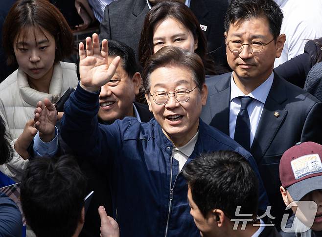 '골목골목 경청투어 : 접경벨트편'에 나선 이재명 더불어민주당 대통령 후보가 2일 오후 강원 화천군 화천공영버스터미널 인근에서 지지자들을 향해 인사하고 있다. 2025.5.2/뉴스1 ⓒ News1 이재명 기자