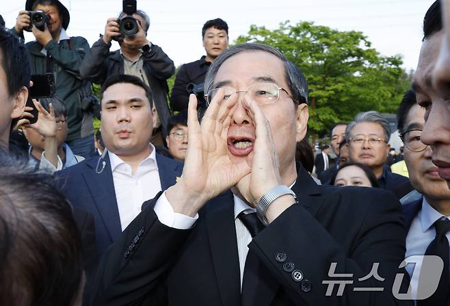 한덕수 전 국무총리가 2일 국립5.18민주묘역을 참배하려도 시민단체 반발로 입장이 막히자 "나도 호남사람입니다＂라고 외치고 있다. 2025.5.2/뉴스1 ⓒ News1 김태성 기자