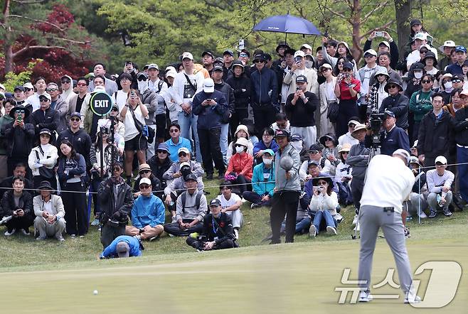 브라이슨 디섐보가 2일 인천 송도동 잭니클라우스 골프클럽 코리아에서 열린 'LIV골프 코리아 1라운드 5번홀에서 퍼팅을 하고 있다. 2025.5.2/뉴스1 ⓒ News1 김성진 기자