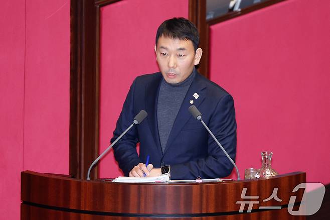 김용민 더불어민주당 의원이 13일 오후 서울 여의도 국회에서 열린 제422회국회(임시회) 제5차 본회의에서 최상목 대통령 권한대행 부총리 겸 기획재정부 장관에게 경제에 관한 대정부 질문을 하고 있다. 2025.2.13/뉴스1 ⓒ News1 안은나 기자