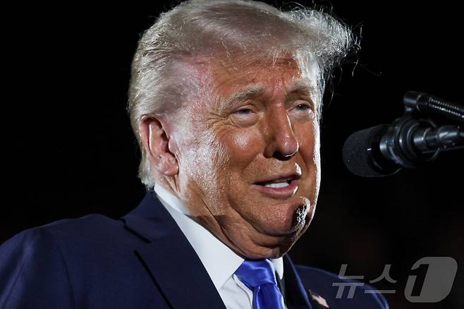 도널드 트럼프 미국 대통령이 1일(현지시간) 앨라배마주 터스컬루사에 있는 앨라배마 대학에서 졸업식 축사를 하고 있다. 2025.05.02 ⓒ 로이터=뉴스1 ⓒ News1 우동명 기자
